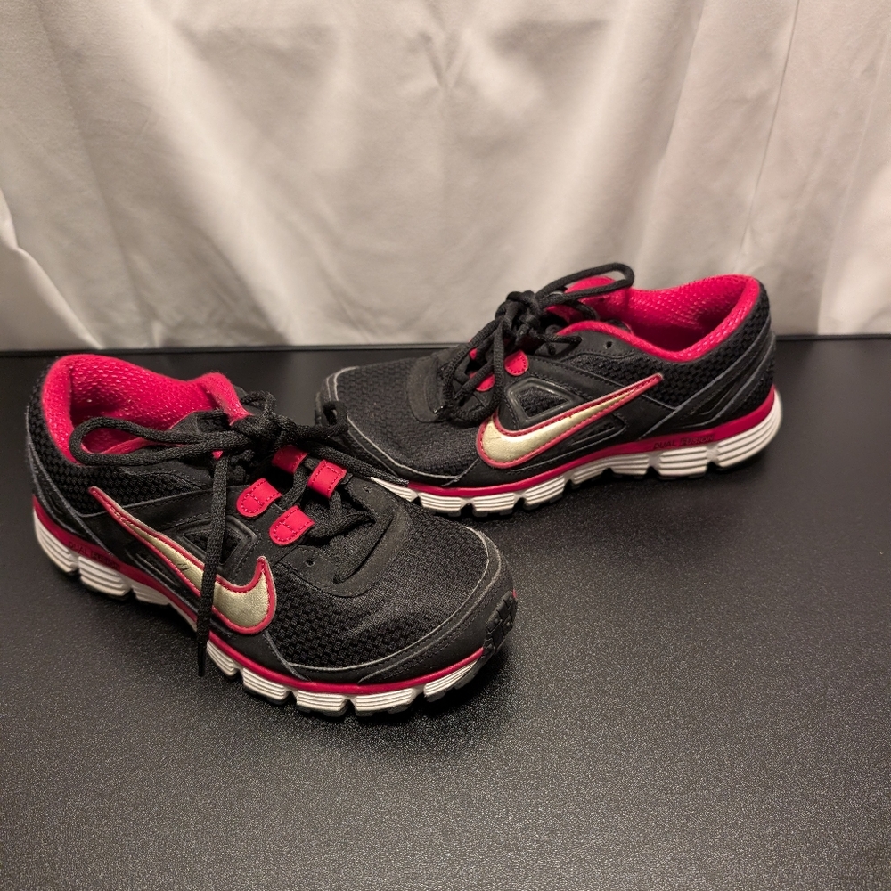 Nike Black and Fuscia Running Shoes Size 6. Vintage.